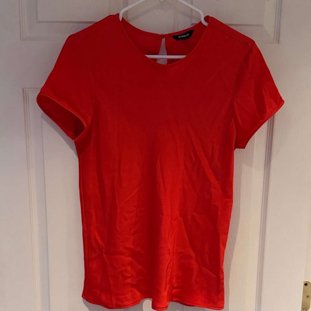 Express! beautiful fiery orange short sleeved top.